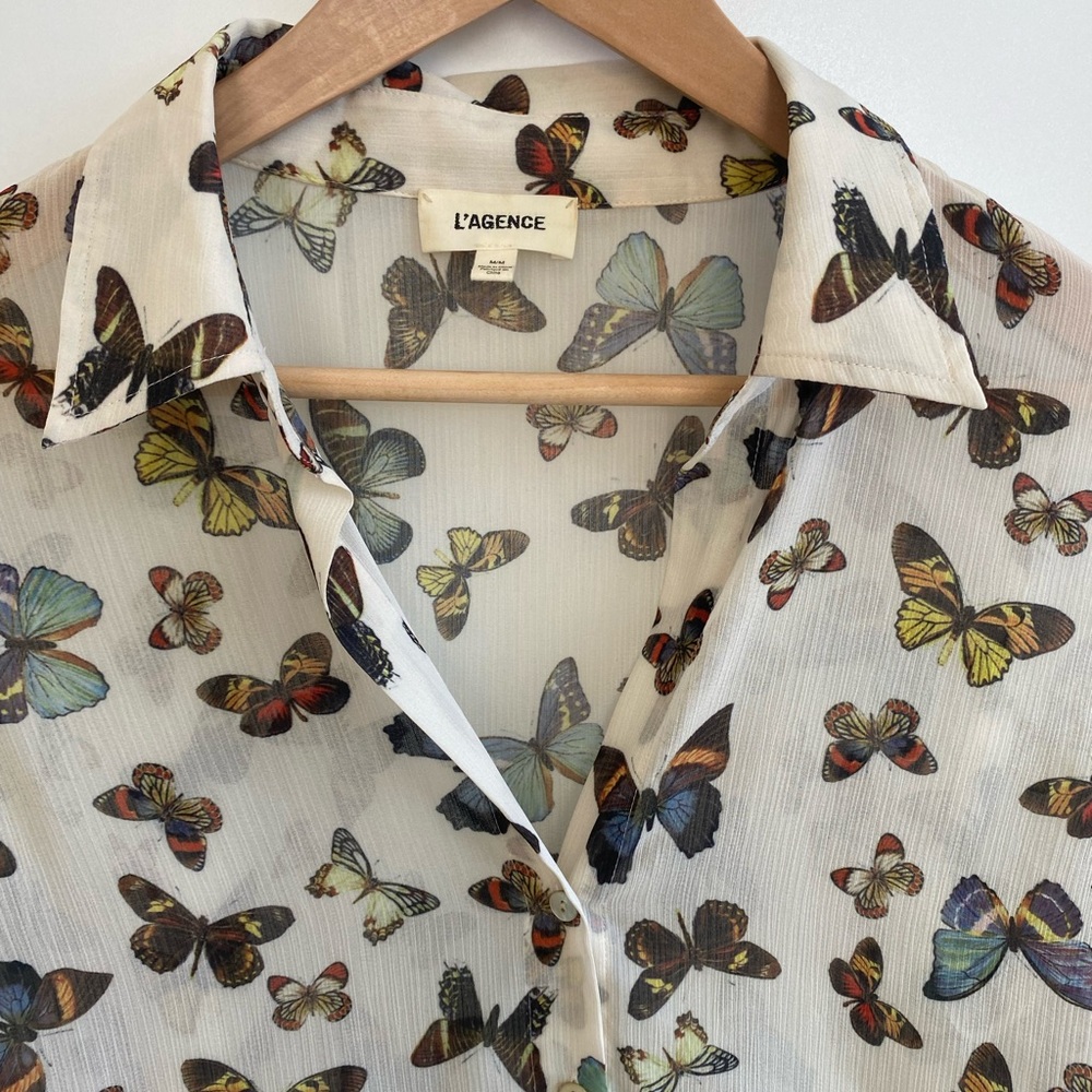 L’AGENCE butterfly blouse a perfect pairing with denim for date night 🦋